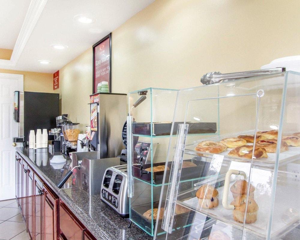 Econo Lodge Inn & Suites Evergreen Buitenkant foto