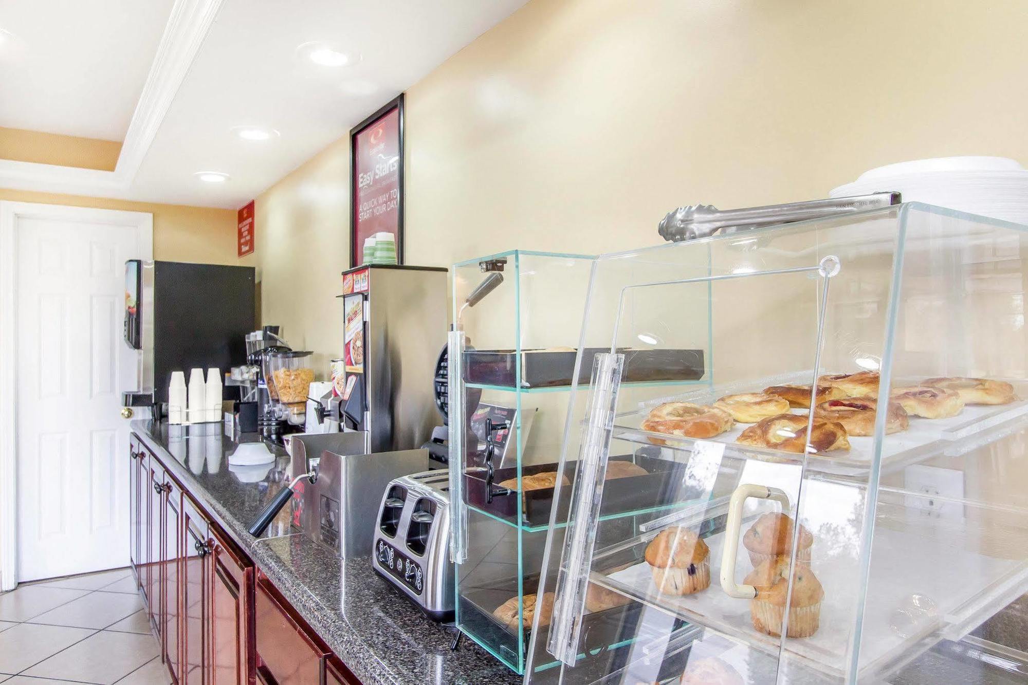 Econo Lodge Inn & Suites Evergreen Buitenkant foto