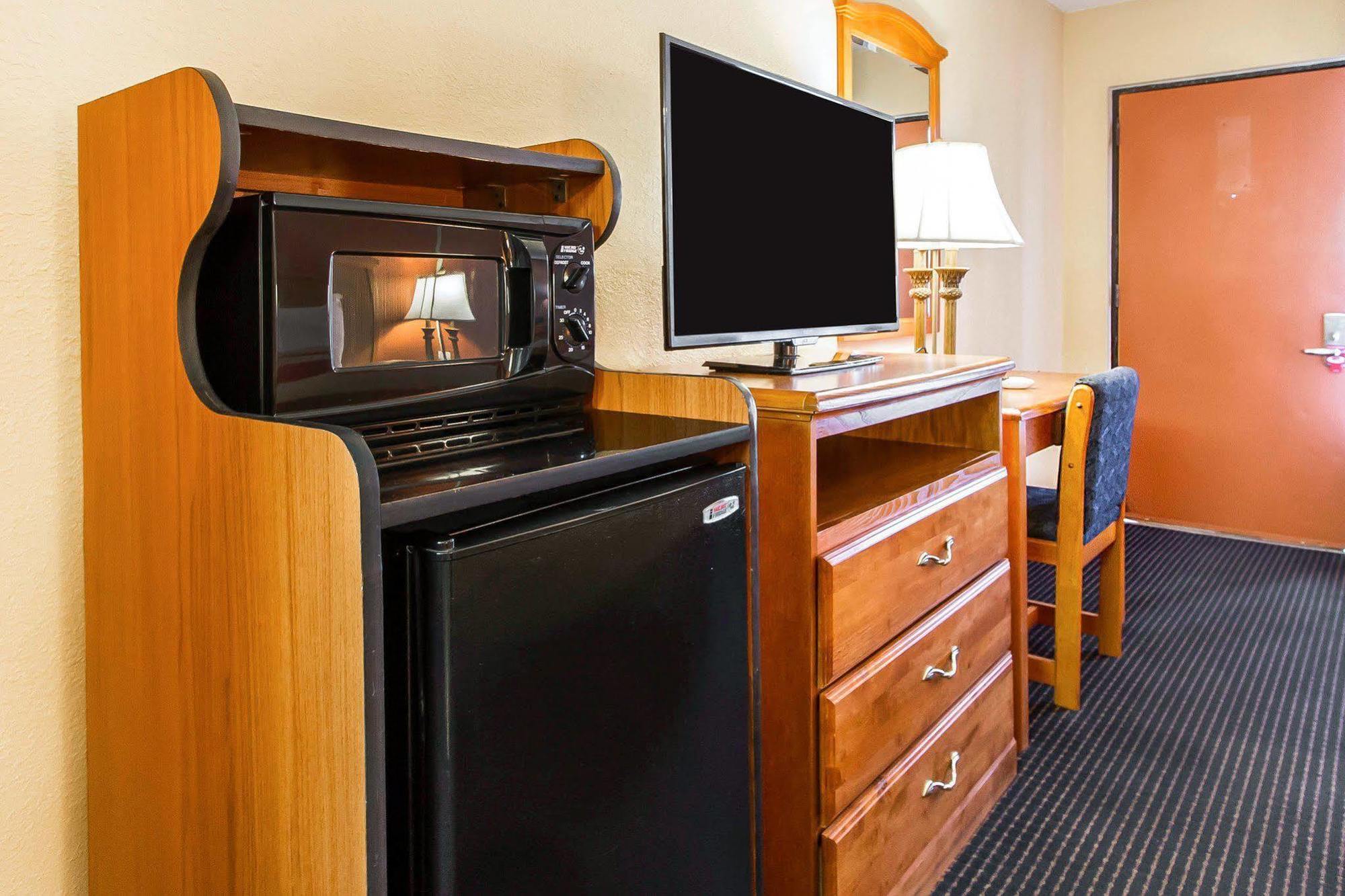 Econo Lodge Inn & Suites Evergreen Buitenkant foto