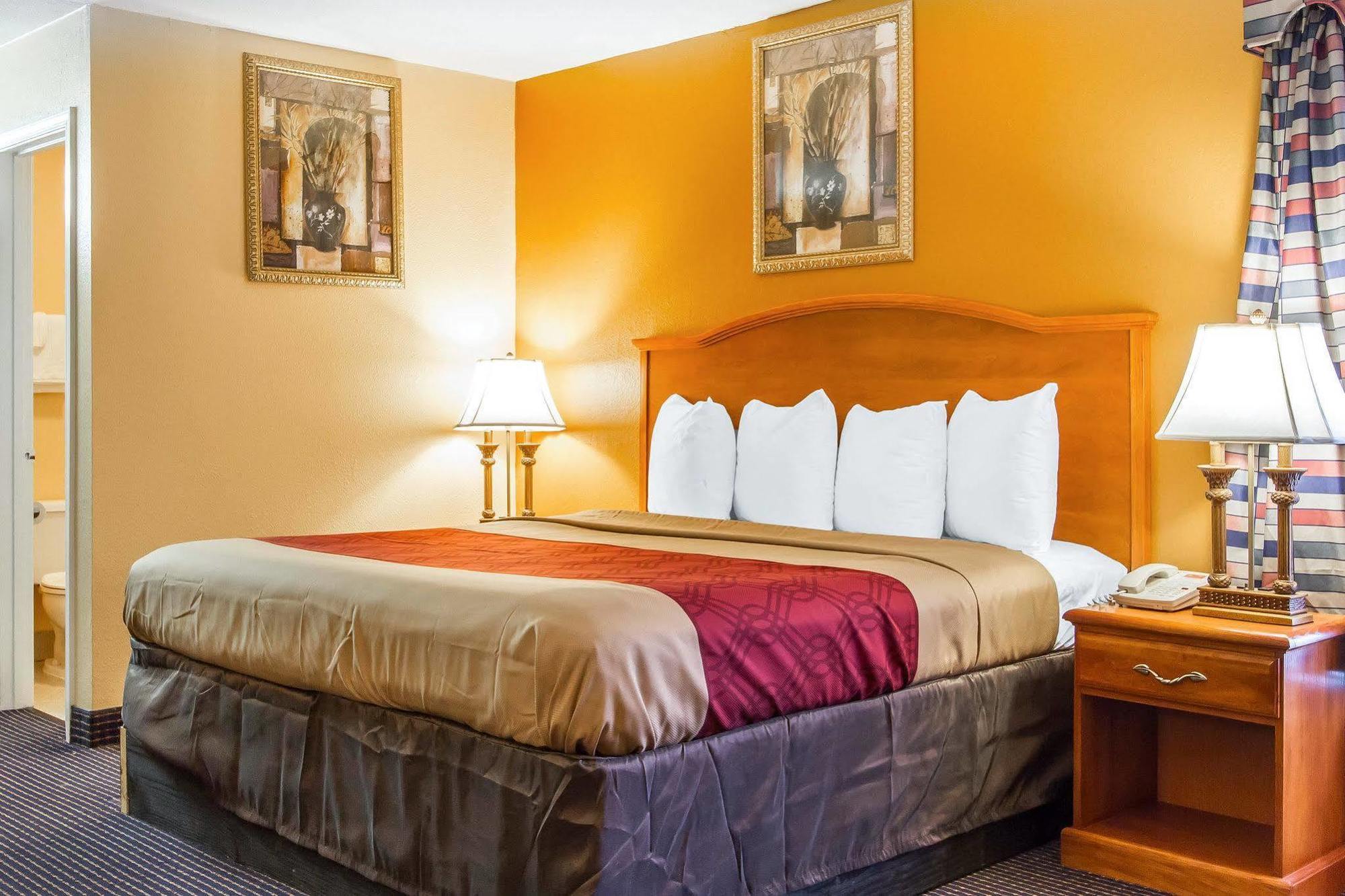 Econo Lodge Inn & Suites Evergreen Buitenkant foto