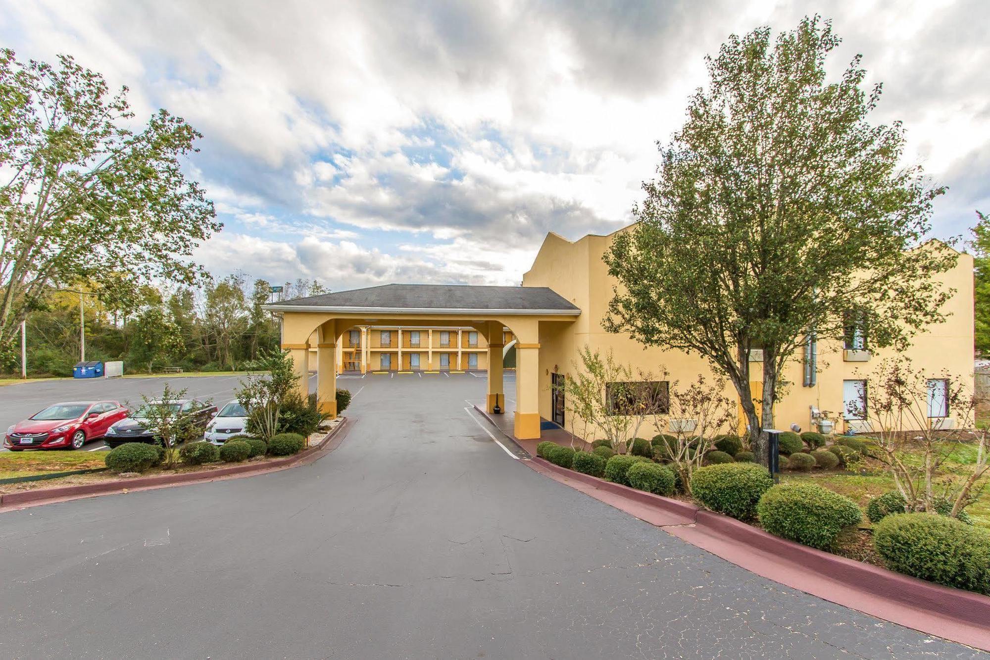 Econo Lodge Inn & Suites Evergreen Buitenkant foto