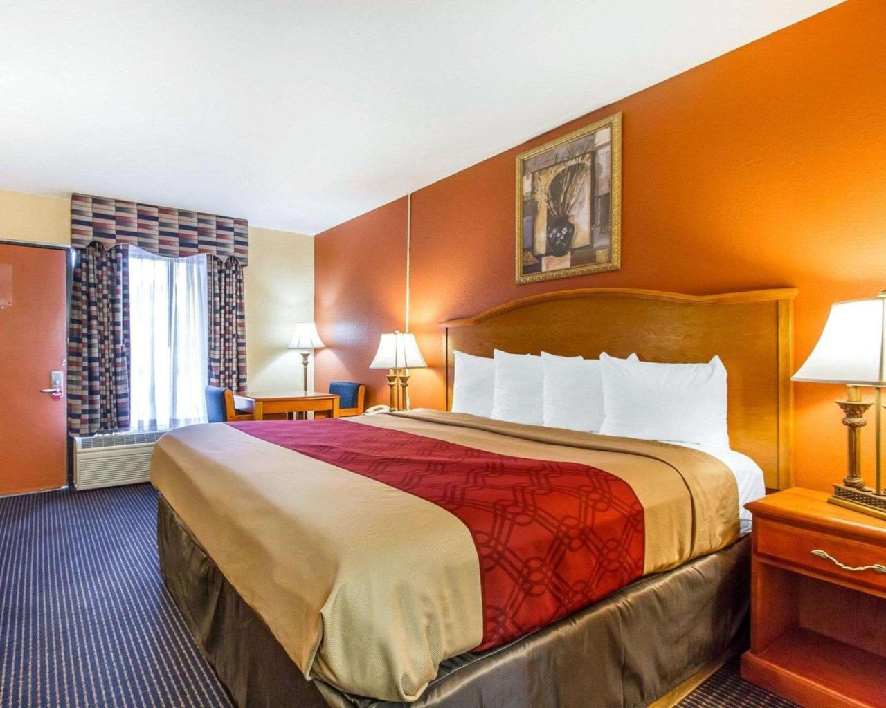 Econo Lodge Inn & Suites Evergreen Buitenkant foto